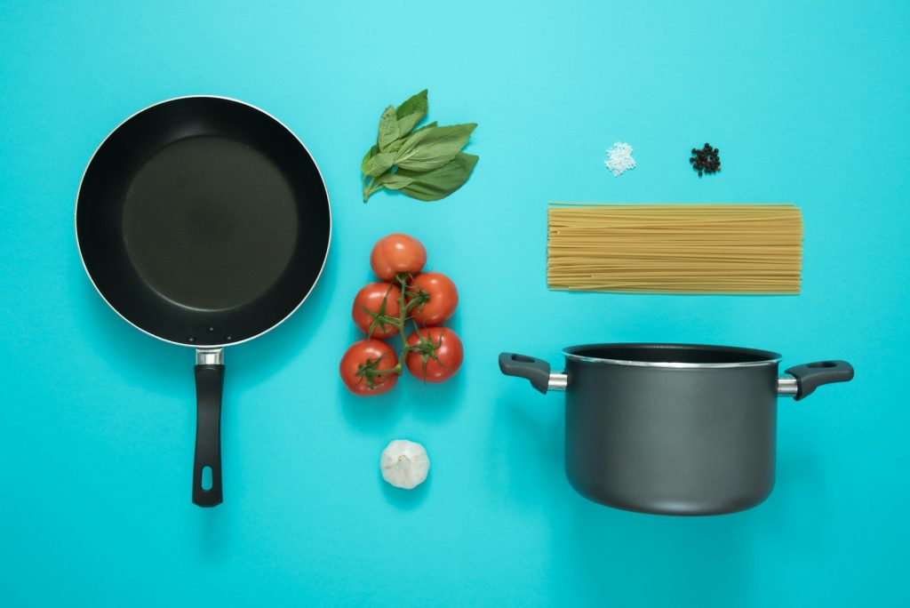poele et casserole en pifas